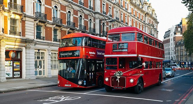 מסימני ההיכר הבולטים של לונדון. אוטובוס קומותיים אדום, ישן מול חדש