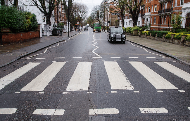 מעבר החציה המפורסם של Abbey Road ברגע נדיר שבו אף אחד לא מצטלם חוצה אותו כמו הביטלס