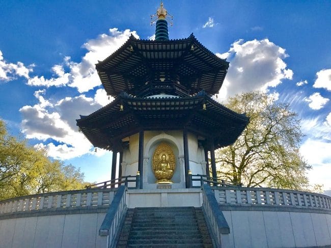 ׳פגודת השלום׳ בפארק באטרסי (London Peace Pagoda in Battersea Park)