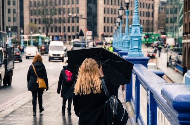 אפשר לקחת מטריה אבל לא חובה, לפעמים מעיל עם כובע מספיק. גשם קליל בלונדון