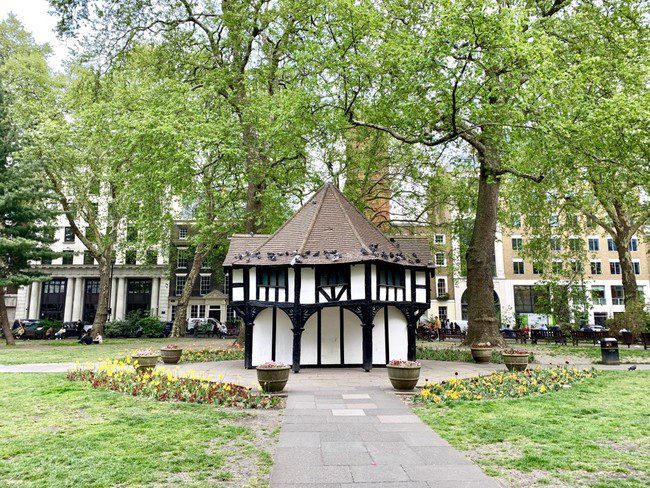 אי של שלווה בלב הסוהו ובקרבת רחוב אוקספורד, ומקום ששימש כמקלט במלחמת העולם השניה. Soho Square Gardens
