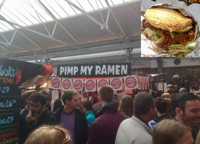 אם אתם כבר בשוק גריניץ׳, אל תפספסו את Pimp My Ramen – המבורגר ב׳לחמניית ראמן׳