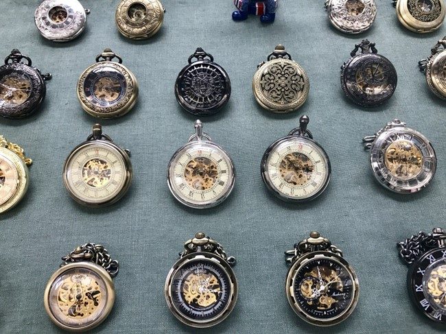 שעונים ומצפנים עתיקים בשוק גריניץ׳