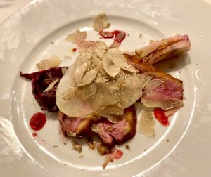 פרוסות ברווז עם כמהין לבנות וצנון יפני