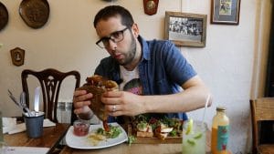 עומר לוגסי בארוחה שגרתית