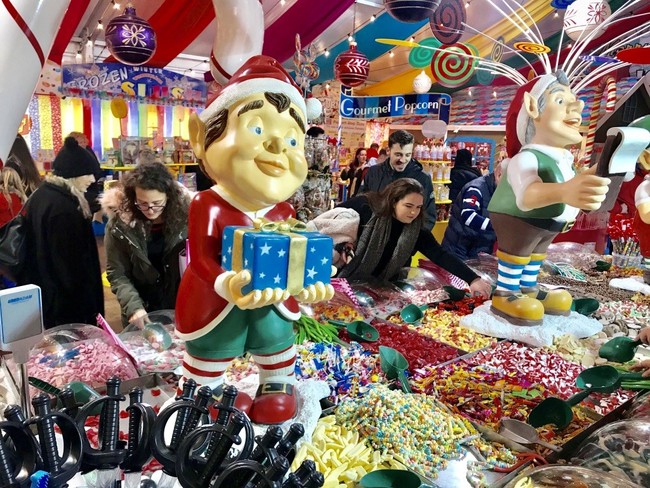 המון פיתויים לילדים, וגם להורים. חנות ממתקים בפסטיבל החורף ״ווינטר וונדרלנד״