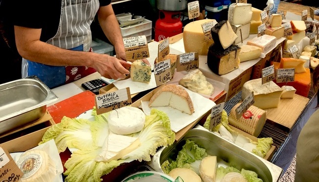 דוכן גבינות בשוק ברודווי