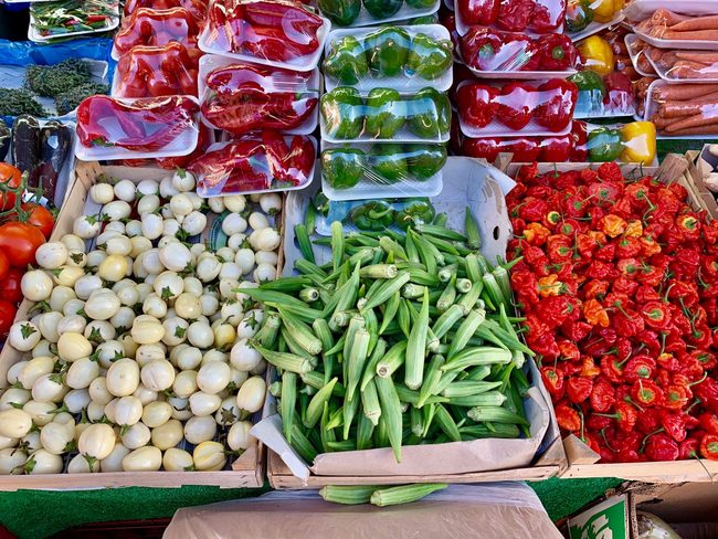 ירקות אופייניים בשוק בריקסטון: פלפלי סקוטש בונט, במיה (אוקרה) וחצילים גמדיים