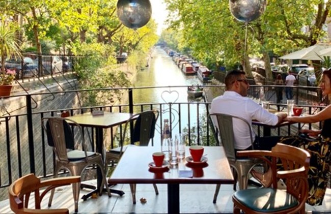 בית הקפה שבתחילת התעלה, על ההצטלבות עם אדג׳וור רואוד
