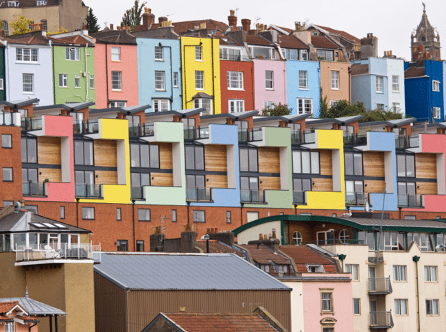 בתים צבעוניים בנמל בריסטול