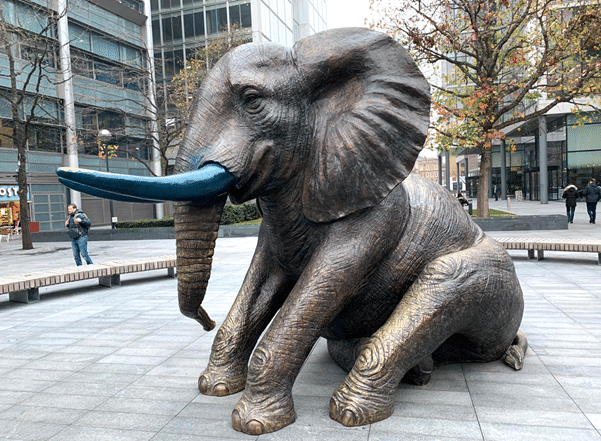 הפיל הגדול של גילי ומארק ברחבה שמחוץ לשוק ספיטלפילדס