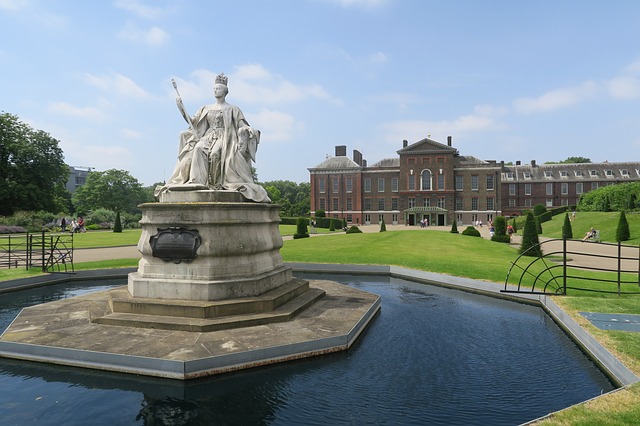פסלה של המלכה ויקטוריה בגני ארמון קנזינגטון