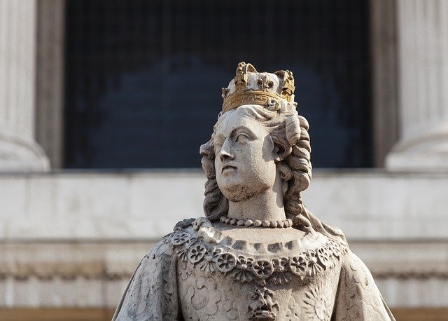 פסלה של המלכה אן המוצב בקתדרלת סנט פול
