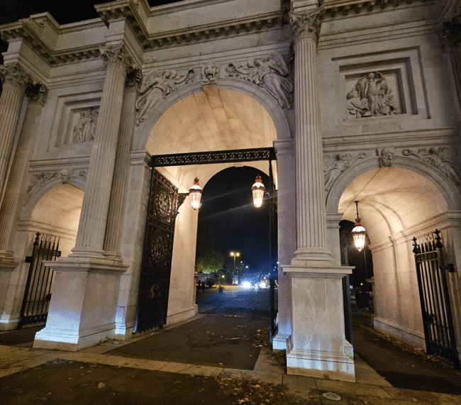 המארבל ארץ' מקרוב בלילה