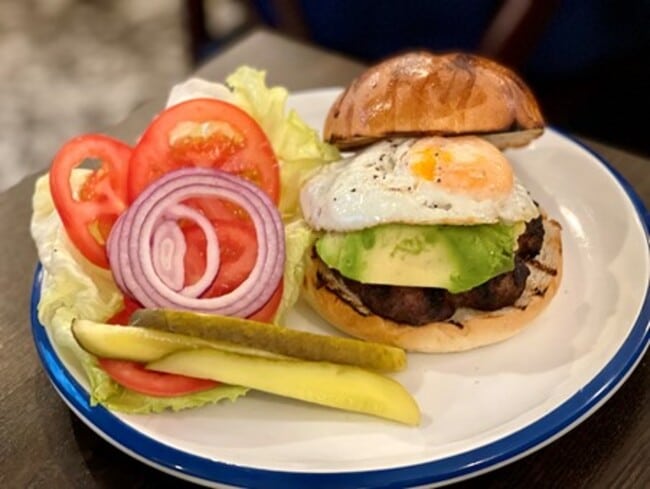 הפתעת הארוחה: ההמבורגר של ״ראובנס״ 