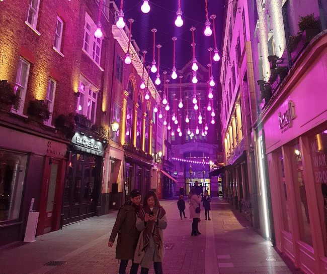 רחוב קרנבי בלונדון בשעות הלילה