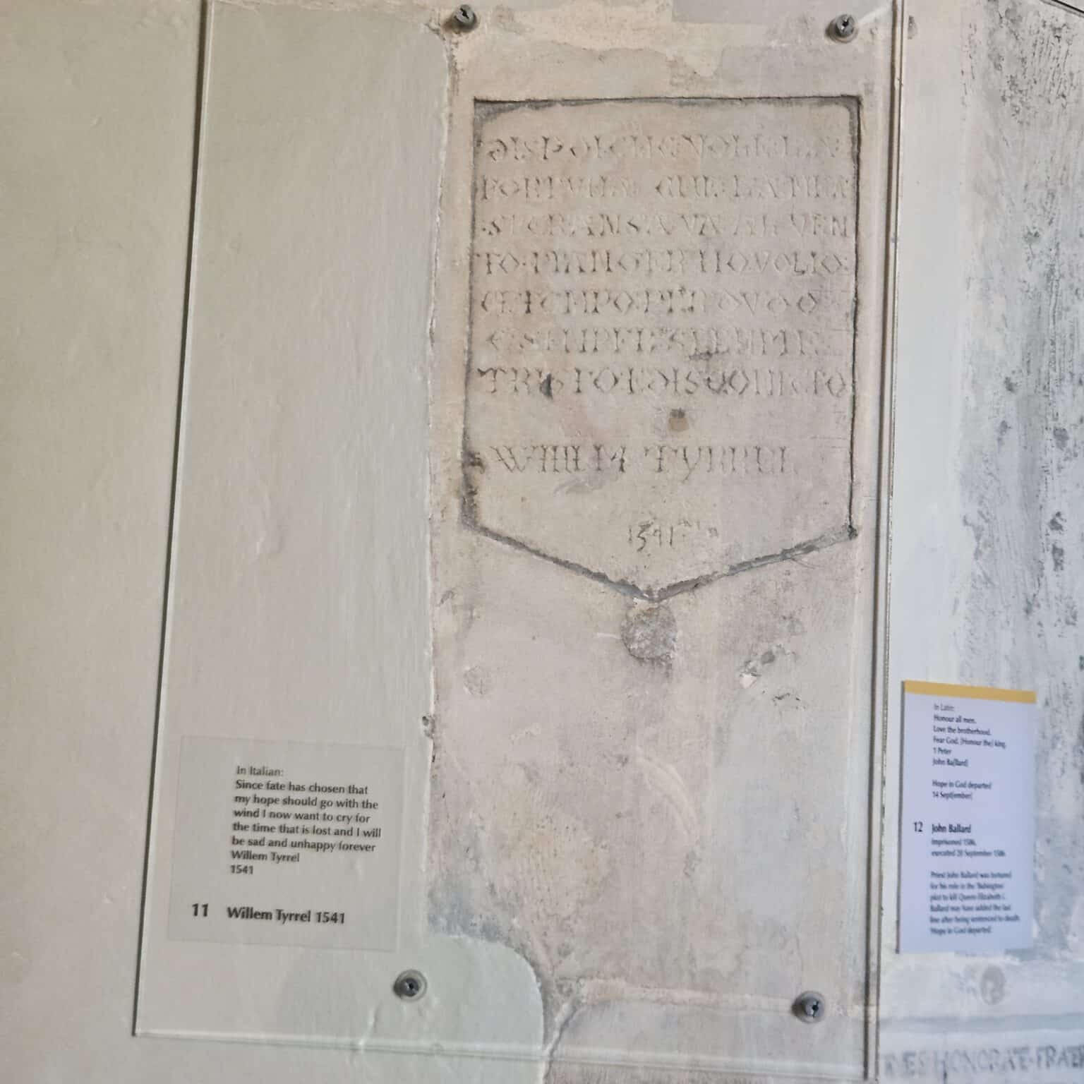 חריטה של אחד הכלואים על קירות התא