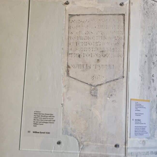 חריטה של אחד הכלואים על קירות התא