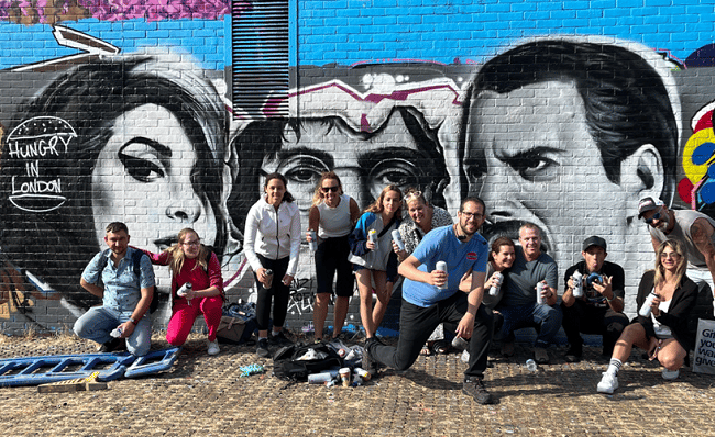 עם אמן הגרפיטי בנצי ברופמן והמטיילים שלנו בשכונת שורדיץ׳