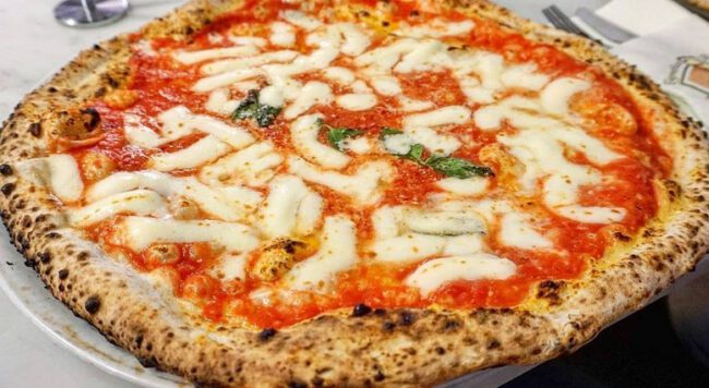הזדמנות לטעום את אחת הפיצות הטובות בעולם ב- L'Antica Pizzeria da Michele