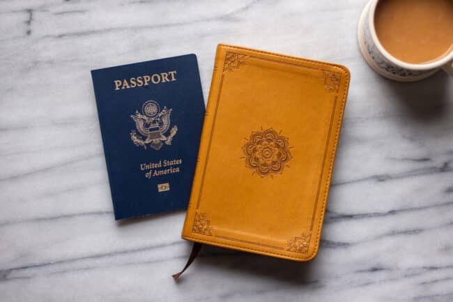 דרכון וכוס קפה על שולחן שיש