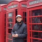אייל כהן על רקע תאי הטלפון האיקוניים של לונדון
