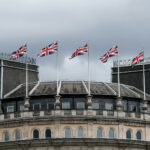 דגלי בריטניה על גג בית