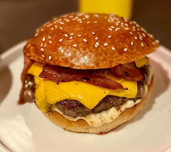 המבורגר מושלם של Burger & Beyond