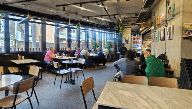 מסעדת מזל - תמונה של הבן איש חי ליד איימי ווינהאוס