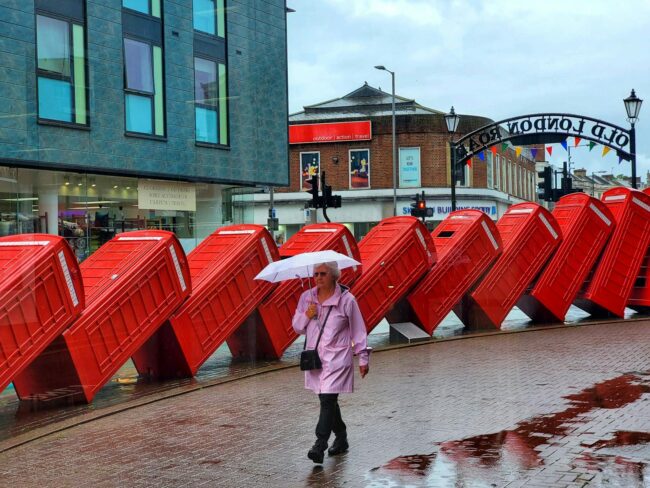 מיצג תאי טלפון נופלים בקינגסטון