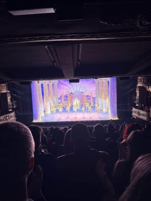 שורות קדמיות של ה-Dress Circle בתיאטרון Gielgud שמציג את אוליבר