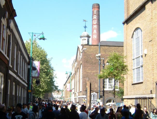 השוק על רקע מתחם ה-Truman Brewery