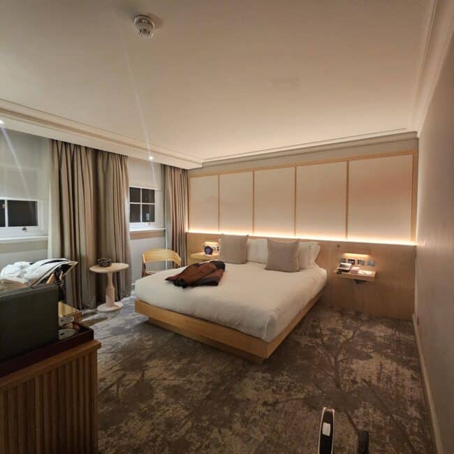 חדר האורחים מסוג Executive King: עיצוב מינימליסטי, קווים נקיים ותאורה חמימה