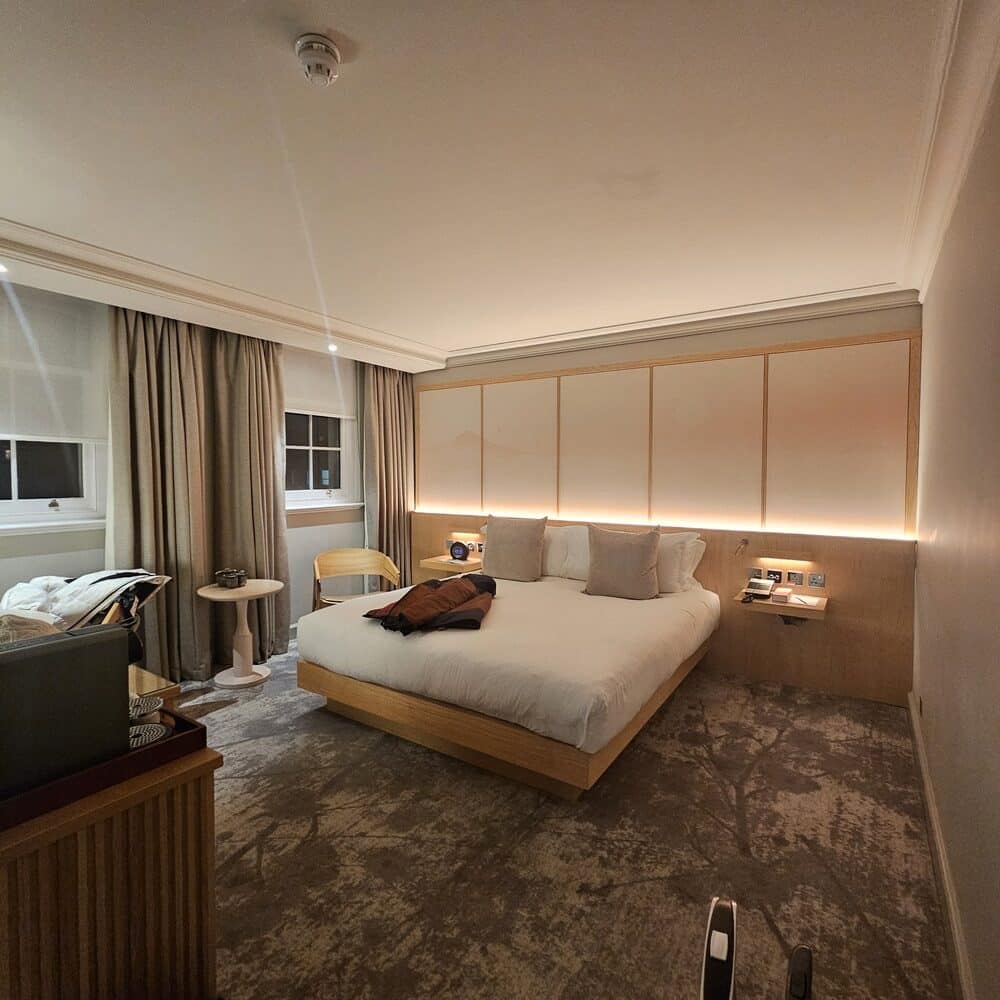 חדר האורחים מסוג Executive King: עיצוב מינימליסטי, קווים נקיים ותאורה חמימה