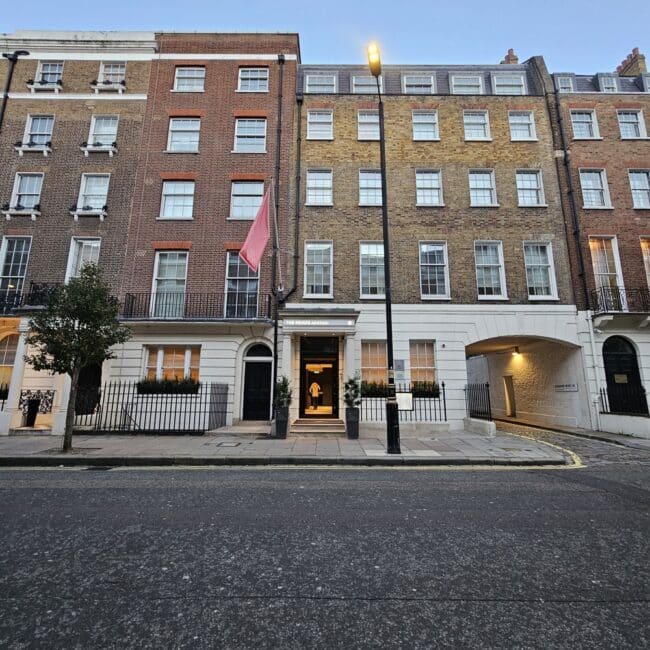 חזית המלון עם הדגל הוורוד, מציגה את הכניסה האלגנטית למלון אקאטוקי