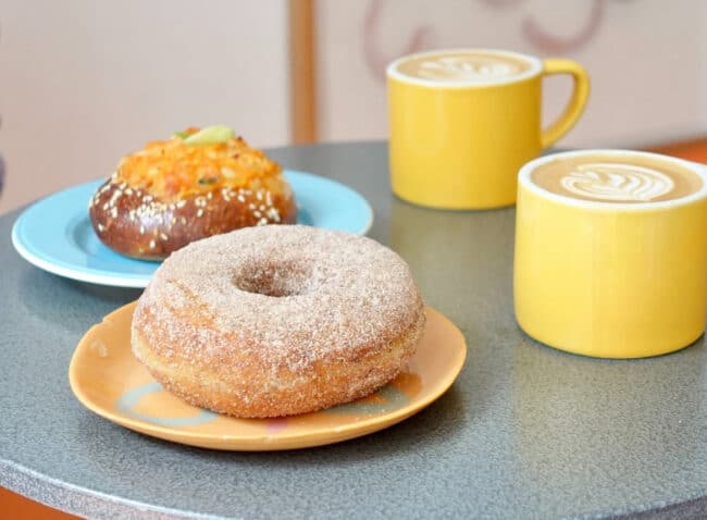 קפה ומאפה ב-Formative Coffee ליד הפארק