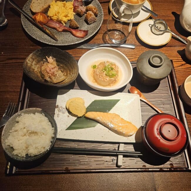 ארוחת הבוקר היפנית: סלמון, אורז, מרק מיסו וביצה יפנית מסורתית