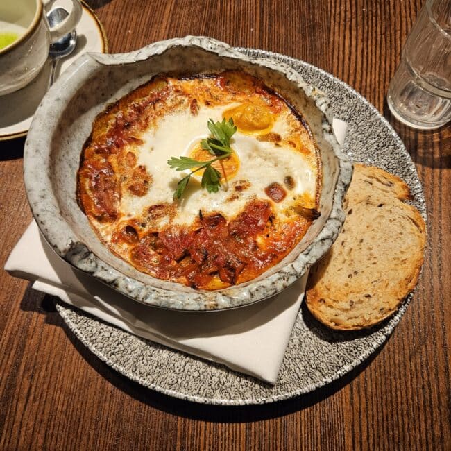  גרסה מערבית של ארוחת הבוקר עם שקשוקה חמה ולחם קראסטי