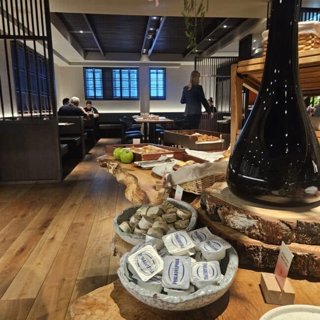 חדר האוכל המעוצב בעץ טבעי ובאוירה חמימה