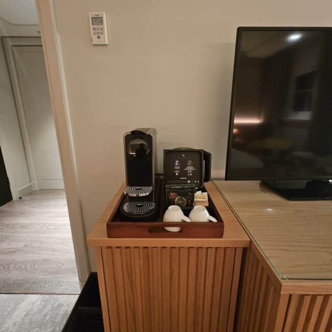 פינת קפה בחדר המלון אקטוקי