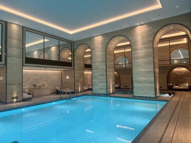 בריכת השחייה ב-Guerlain Spa. תמונה: עומר לוגסי