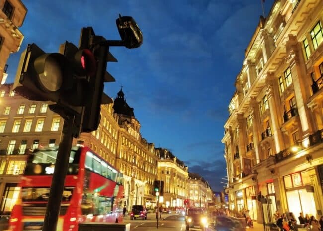 הליכה ברחוב. תמונה: יואב אבני