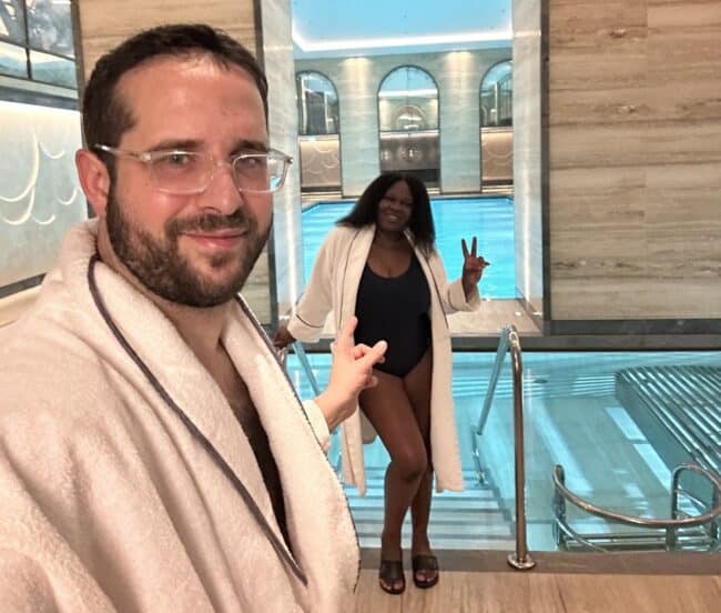 עומר ולוסי מתוגגים מהספא של גרלן בלונדון