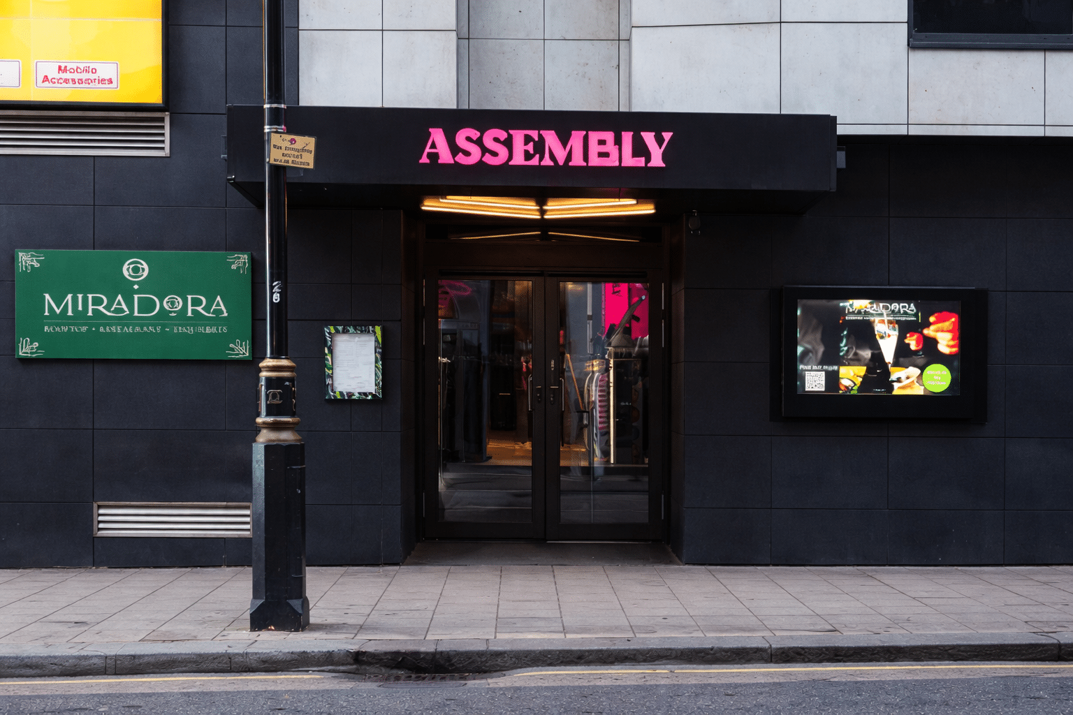 הכניסה למלון Assembly