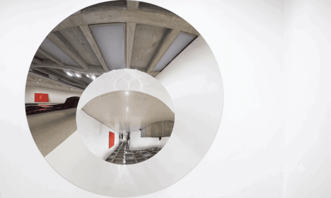 מיצב אומנותי (Art Installation) מודרני, העושה שימוש במראות מעוותות כדי ליצור אשליה אופטית