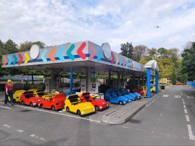 מתקן המכוניות של LEGO City Driving School.
