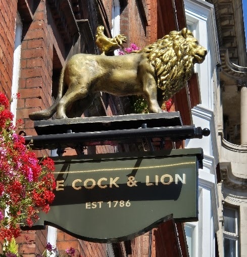 שלט פאב The Cock and lion